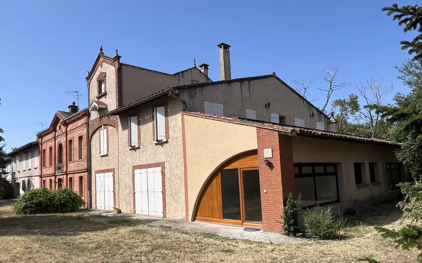 Rénovation d'une bâtisse ancienne à Venerque (Haute-Garonne), grande baie cintrée bois et verre contemporaine