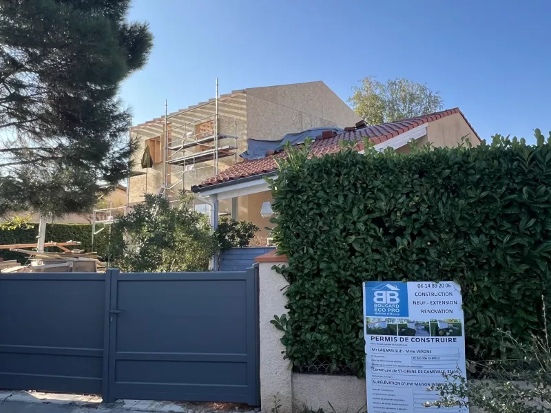 Ossature bois et contreventement OSB en place sur l'ensemble du futur étage