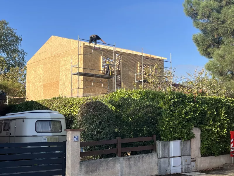 Pose du pare-pluie HPV sur les murs ossature bois avant ITE