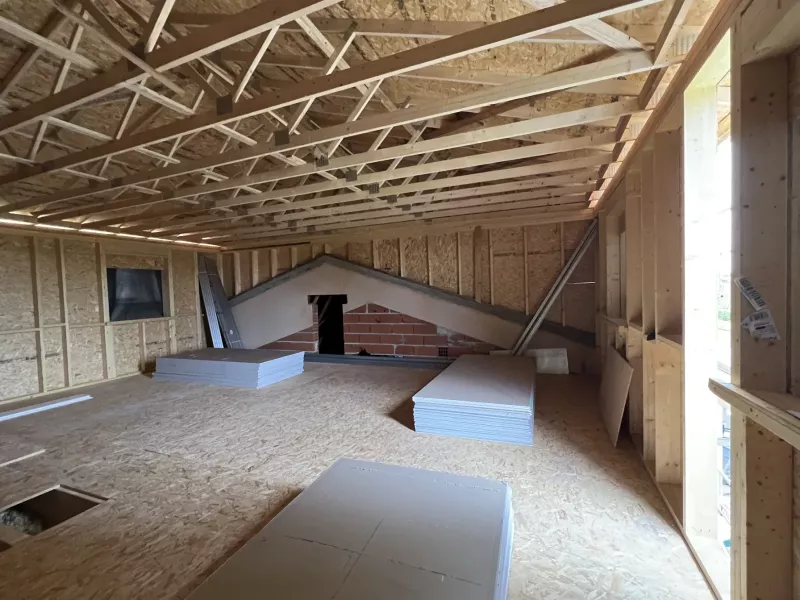 Vue intérieure de l'étage neuf, charpente traditionnelle apparente