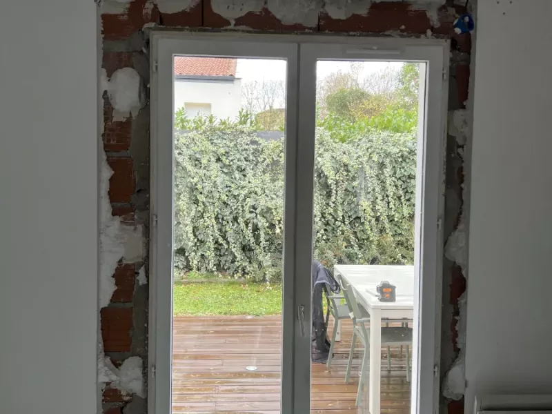 Façade arrière en cours, pare-pluie posé avant application de l'isolation extérieure