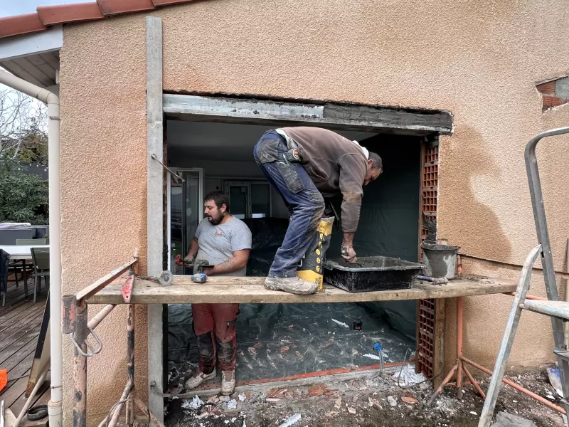Percement du mur brique au rez-de-chaussée pour la pose d'une baie coulissante aluminium
