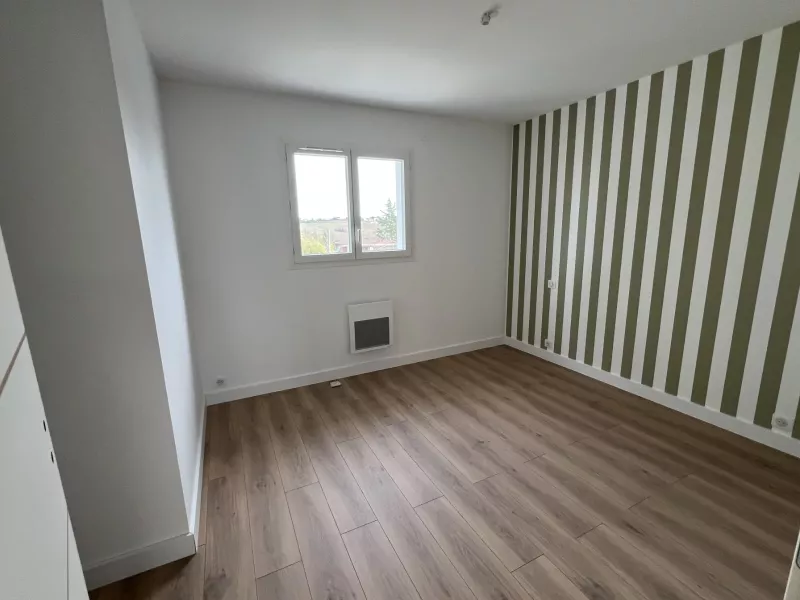 Chambre étage neuf, finitions livrées avec papier peint et sol stratifié