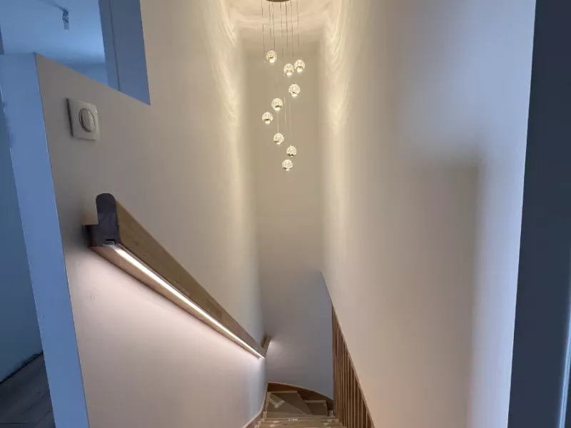 Cage d'escalier neuve avec suspension décorative et éclairage LED intégré