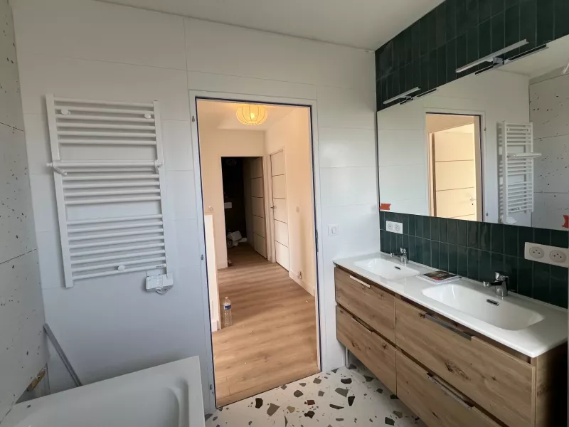 Salle d'eau étage neuf, double vasque sur meuble bois et faïence verte