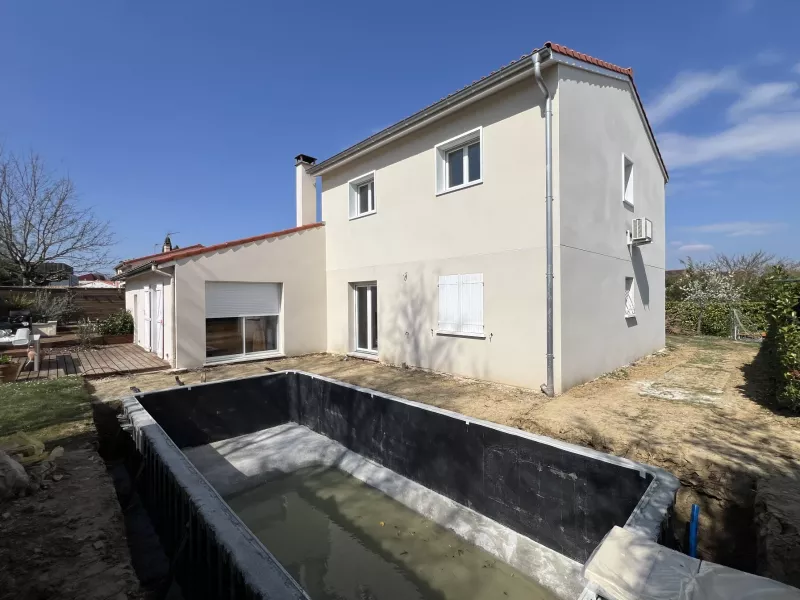 Façade arrière terminée et bassin de piscine en cours de finition