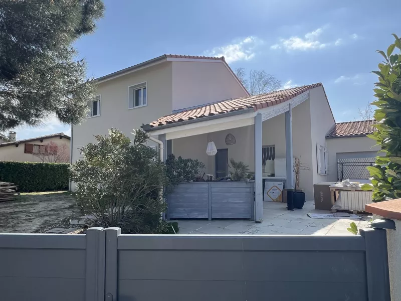 Façade jardin terminée après application de l'ITE et de l'enduit gratté ton clair
