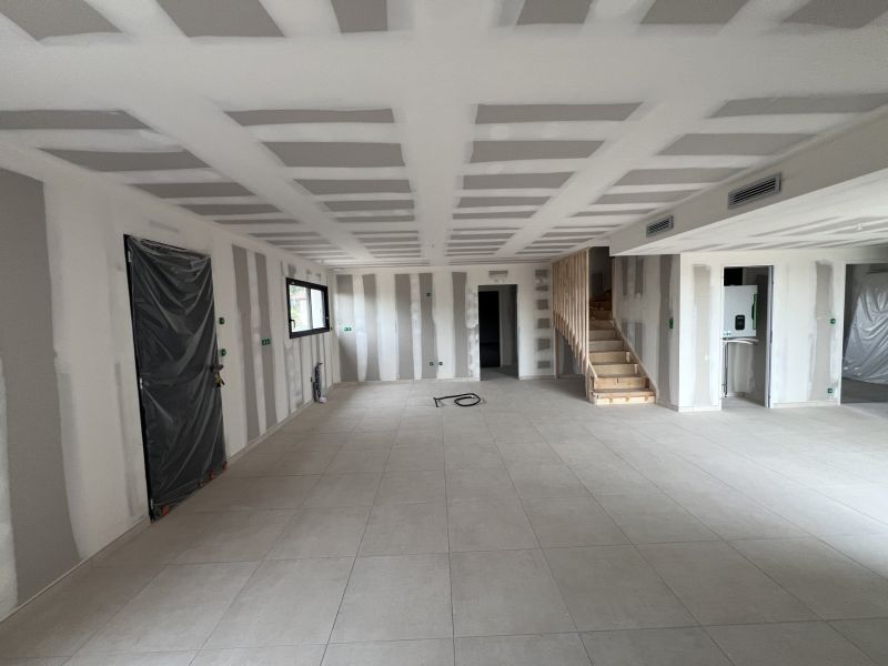 Pièce de vie avant peinture, réalisée par les propriétaires, grilles de soufflage en faux-plafond