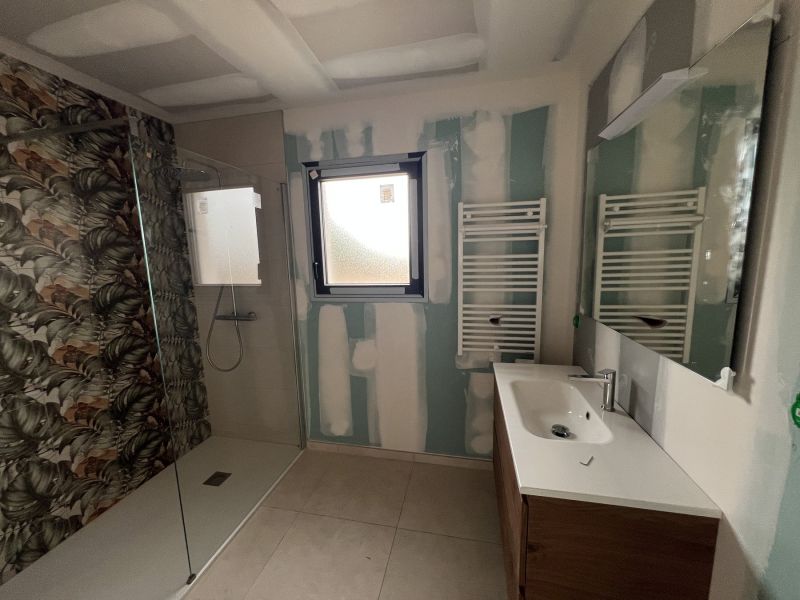Salle de bains du rez-de-chaussée, côté vasque
