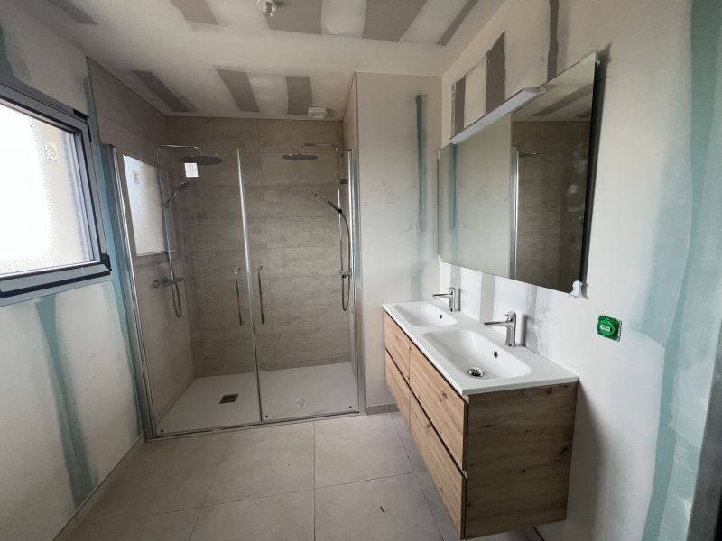 Salle d''eau de l''étage, double douche sur bac extra-plat et double vasque
