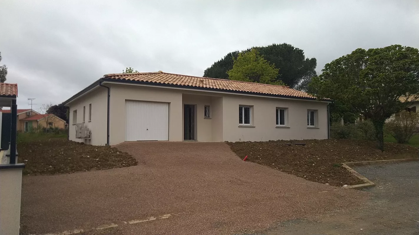 Villa T5 de plain-pied livrée à Saint-Sulpice-la-Pointe, façade enduit ton sable et toiture quatre pentes en tuiles canal