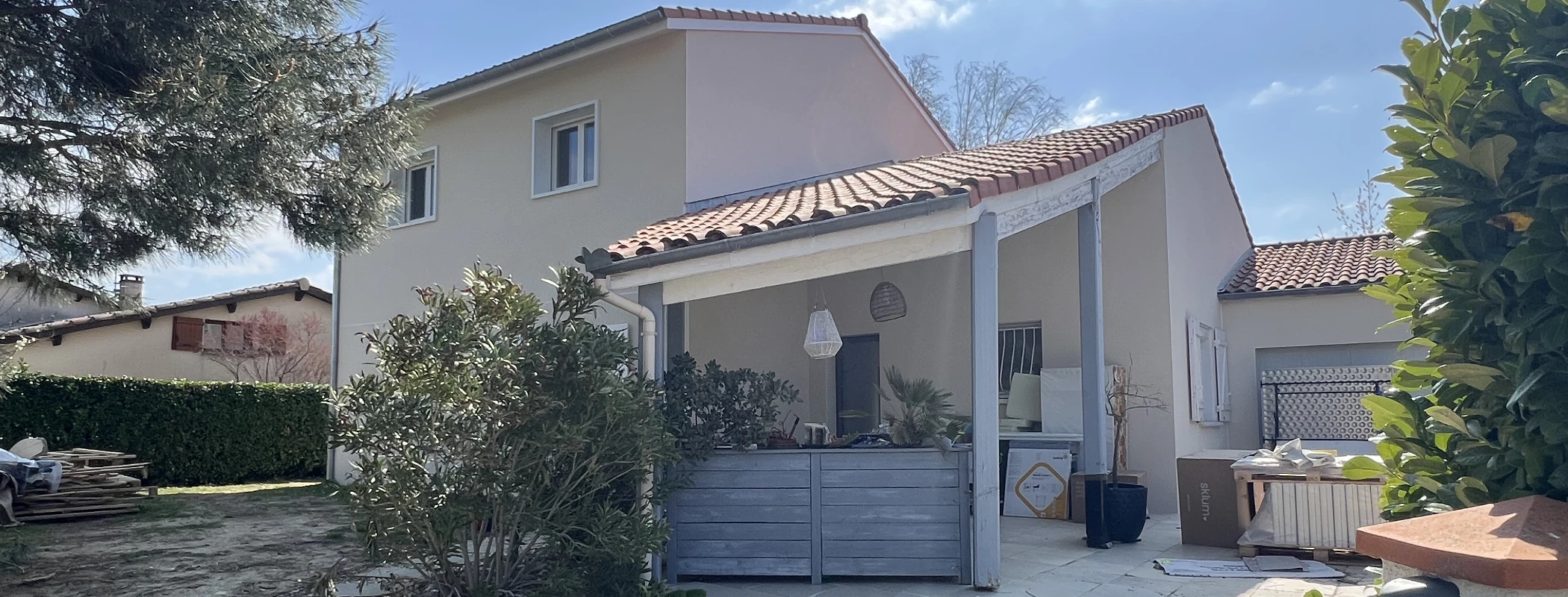Maison à Saint-Orens-de-Gameville après surélévation en ossature bois et isolation thermique par l'extérieur à enduit clair